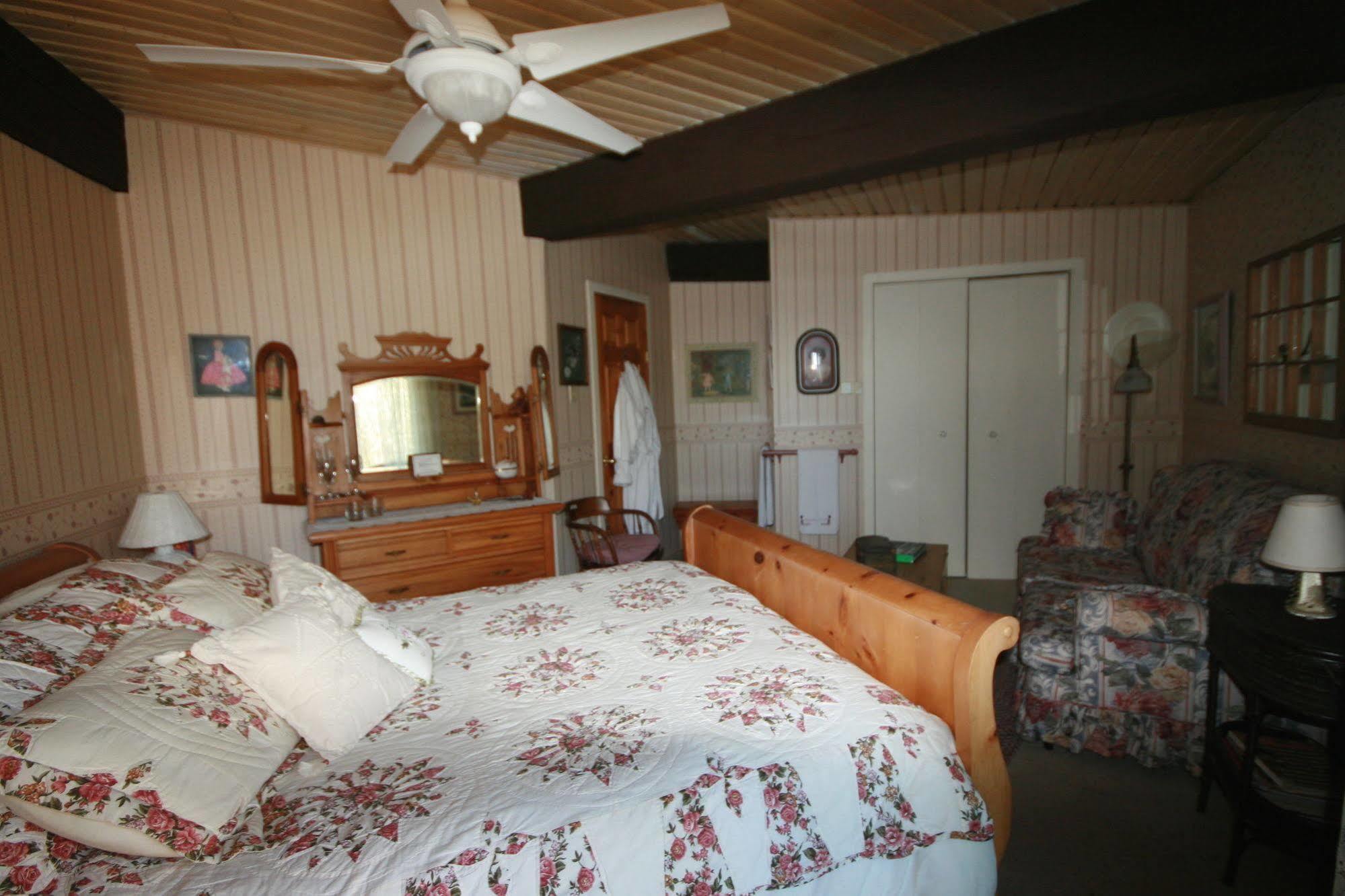 Stouffermill Bed & Breakfast Algonquin Highlands Buitenkant foto